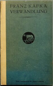 ಜಗತ್ತಿನ ಸಾಹಿತ್ಯ ಚರಿತ್ರೆಯನ್ನೇ ಬದಲಾಯಿಸಿದ, 1915 ರಲ್ಲಿ ಪ್ರಕಟವಾದ ಫ್ರಾಂಜ್ ಕಾಫ್ಕಾ ಅವರ 'Die Verwandlung' (The Metamorphosis) ಕಾದಂಬರಿಯ ಆಯ್ದ 1916ರ ಮೂಲ ಹಾರ್ಡ್‌ಕವರ್ ಮುಖಪುಟ.ಮೂಲ (Image Source): Antiquariat Dr. Haack Leipzig / Wikimedia Commons