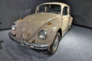 ಯುವತಿಯರನ್ನು ಅಪಹರಿಸಲು ಟೆಡ್ ಬಂಡಿ ಬಳಸುತ್ತಿದ್ದ ಆತನ ಅಧಿಕೃತ ಫೋಕ್ಸ್‌ವ್ಯಾಗನ್ ಬೀಟಲ್ ಕಾರ್. ಮೂಲ: Alcatraz East
