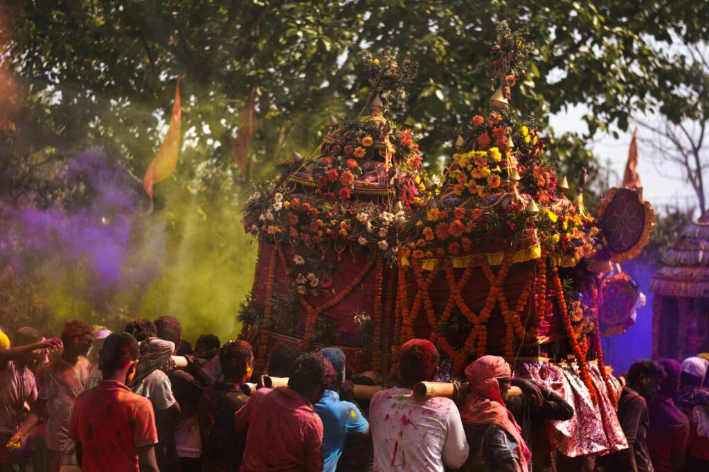 ಸಾಂಪ್ರದಾಯಿಕ ರಥವನ್ನು ಭಕ್ತಿಯಿಂದ ಹೊತ್ತು ಸಾಗುತ್ತಿರುವ ಭಕ್ತರು - Image Source: Pexels by Soubhagya