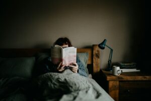 ಪುಸ್ತಕದ ಪುಟಗಳಲ್ಲಿ ಕಳೆದುಹೋದ ಮಧುರ ಕ್ಷಣಗಳು.Image Source: Annie Spratt, Unsplash